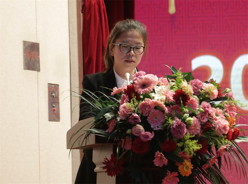 集團(tuán)執(zhí)行總裁、江蘇南佛園林公司總經(jīng)理石偉偉同志宣讀人事任免決定