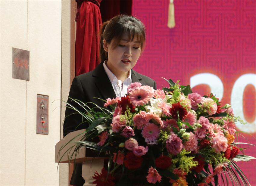 集團(tuán)副總、江蘇樹(shù)恩教育科技有限公司總經(jīng)理郭晏彤同志宣讀《關(guān)于2019年寶潤(rùn)集團(tuán)下達(dá)各校區(qū)招生計(jì)劃的意見(jiàn)》